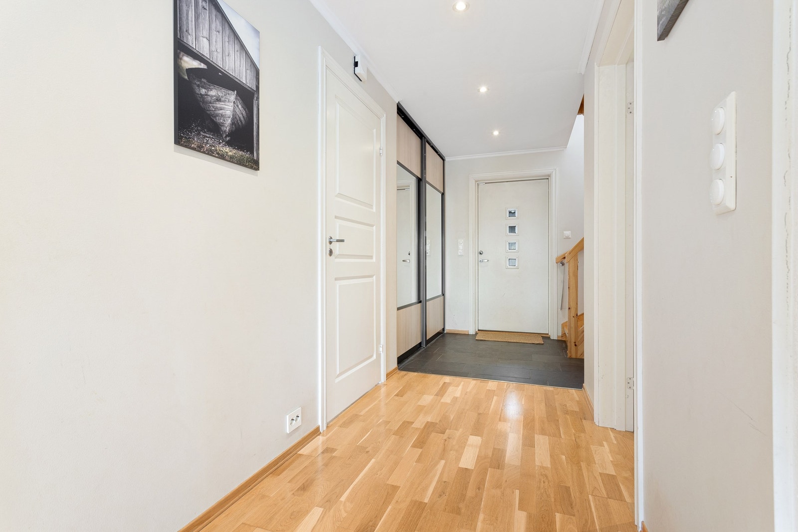Entré med skyvedørsgarderobe Galleribilde
