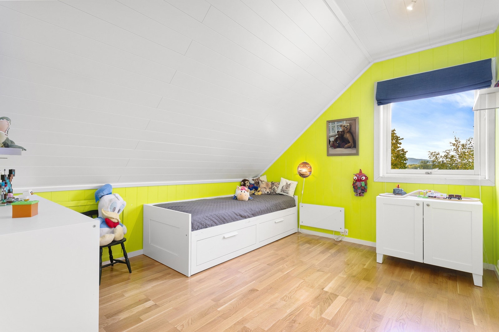 Soverom 3 med parkett på gulv, malt panel på vegger og malt panel i himling Galleribilde