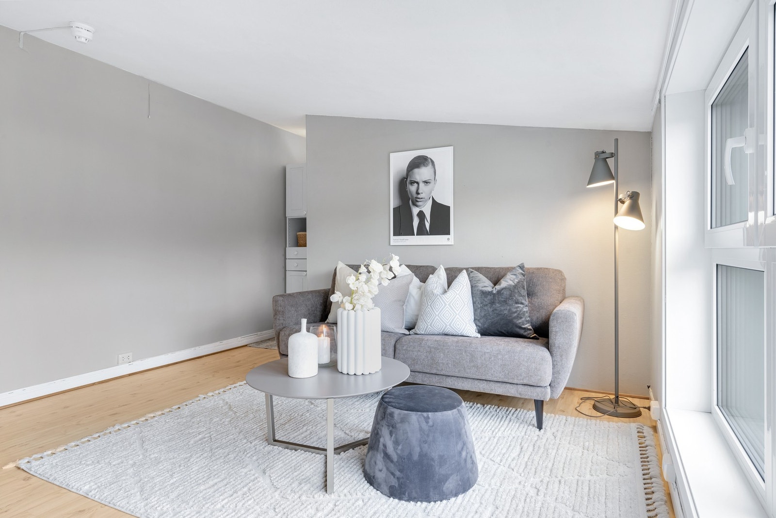 Hele hybelen er malt i moderne fargevalg. Galleribilde