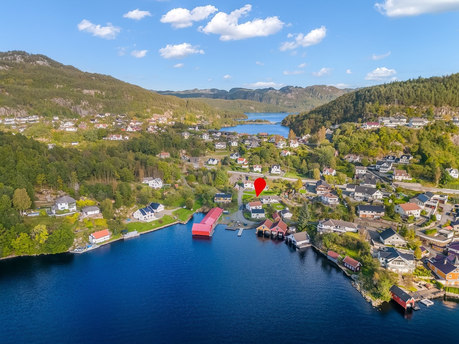 Her har du gangavstand til matvarehandel, bussforbindelse og koselig badeplass ved innlandsvann i Selura. Galleribilde