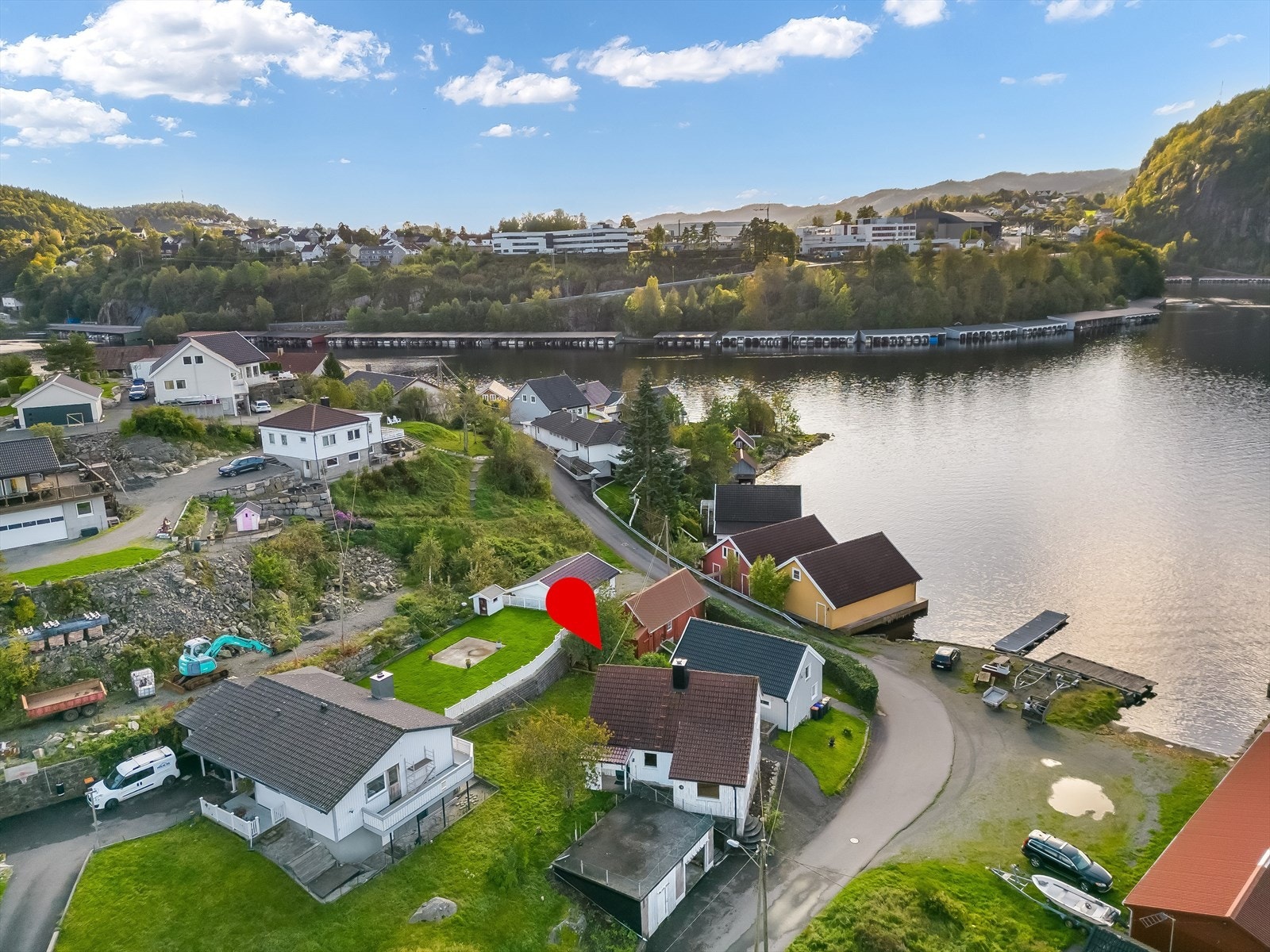 Eiendommen ligger i et mindre boligområde i rolig blindvei, ca 2 km fra bl.a. fra sentrum og videregående skole. Galleribilde