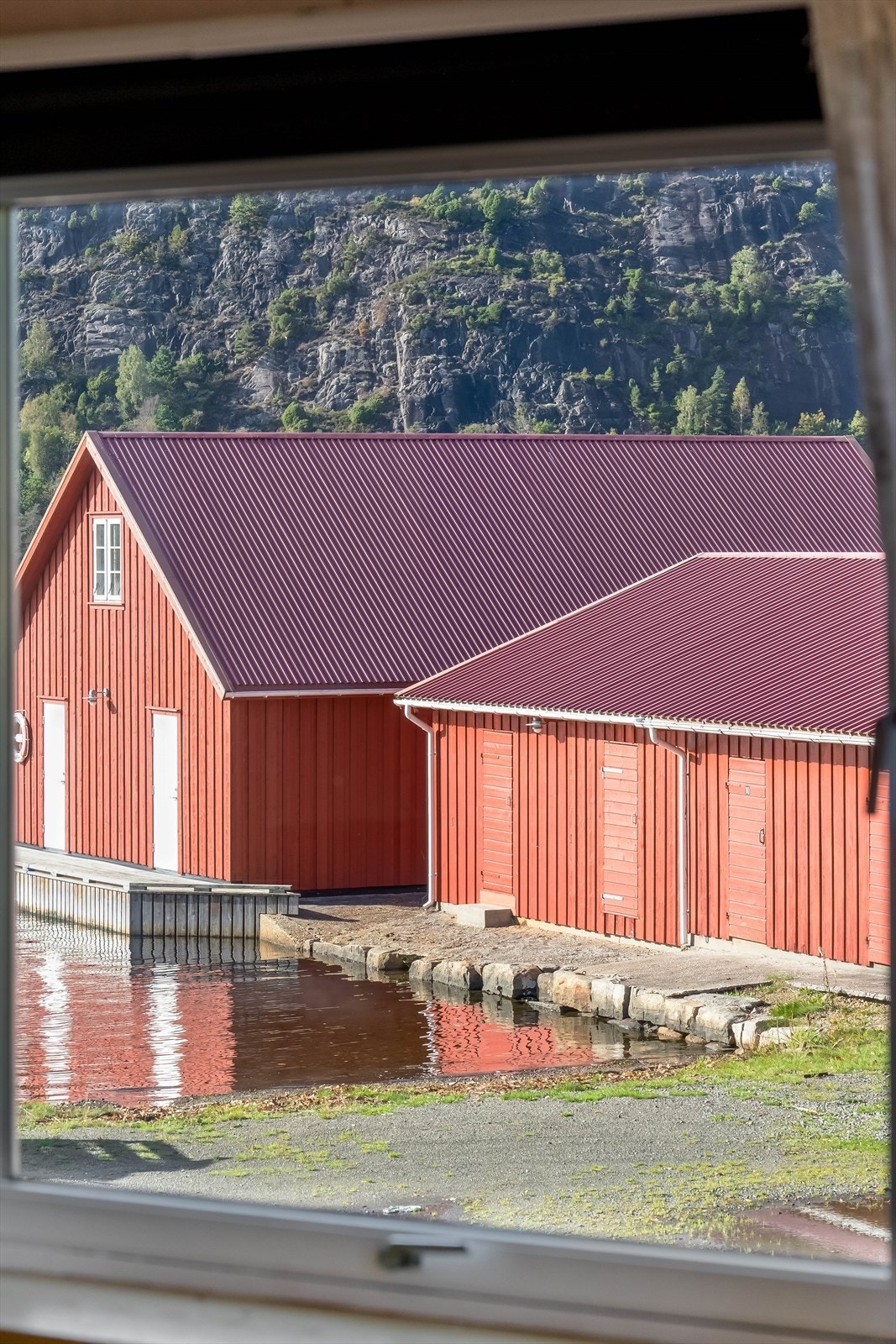 Koselig utsikt mot båtstøene Galleribilde