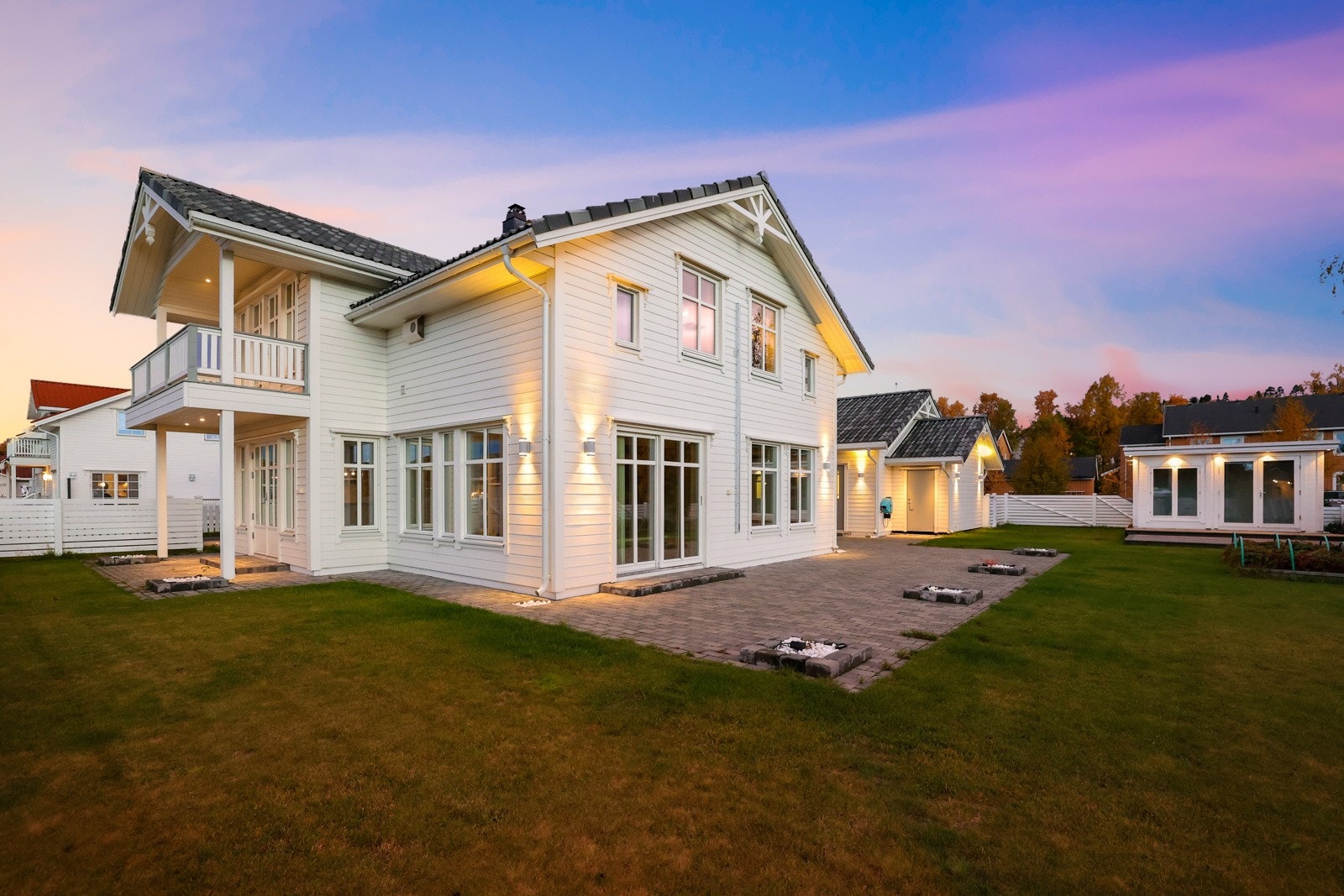 Boligen har et flott uteområde, og har både dobbelgarasje og utebod. Galleribilde
