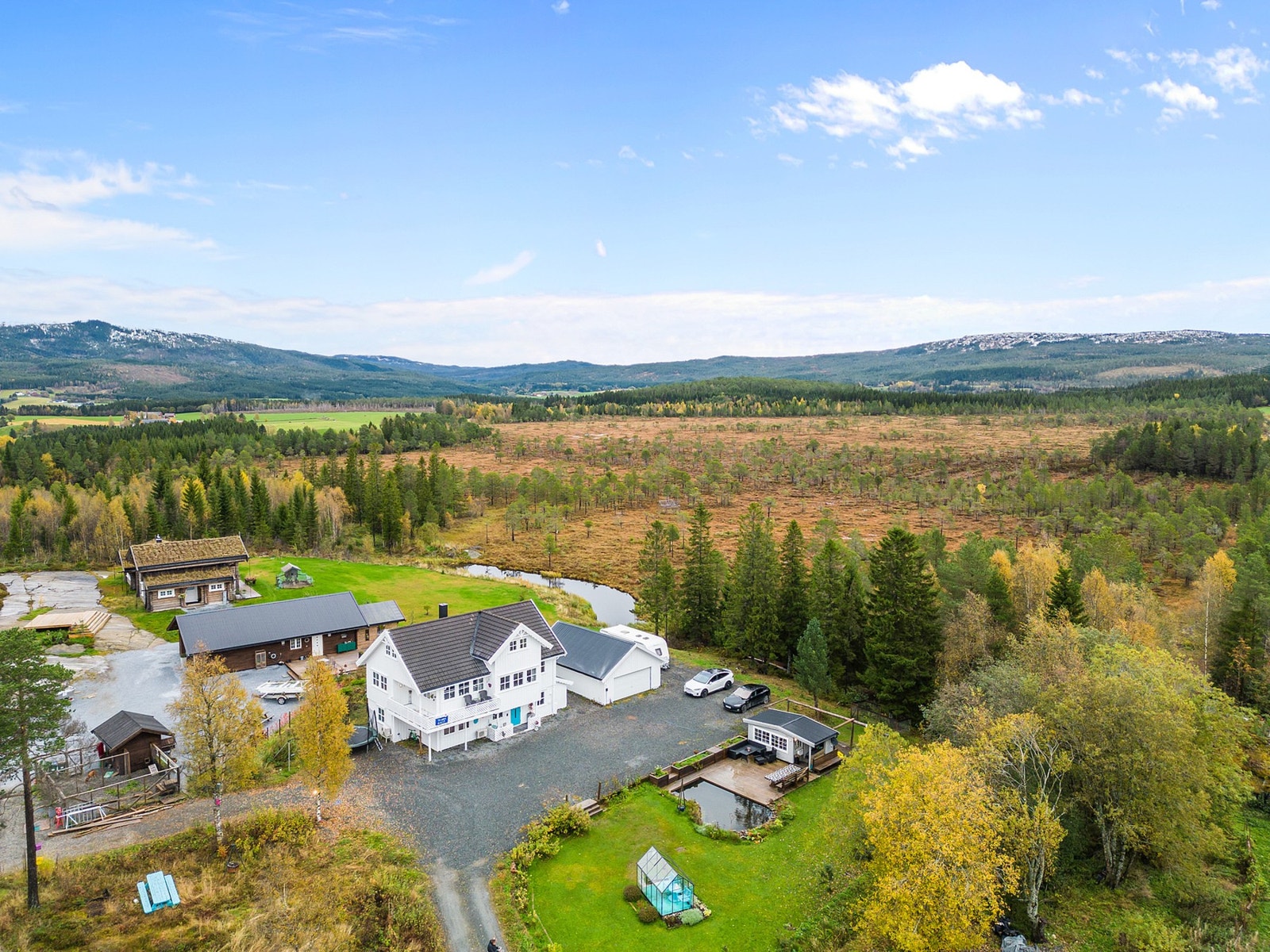 Stor eiendom med flott turterreng som nærmeste nabo Galleribilde