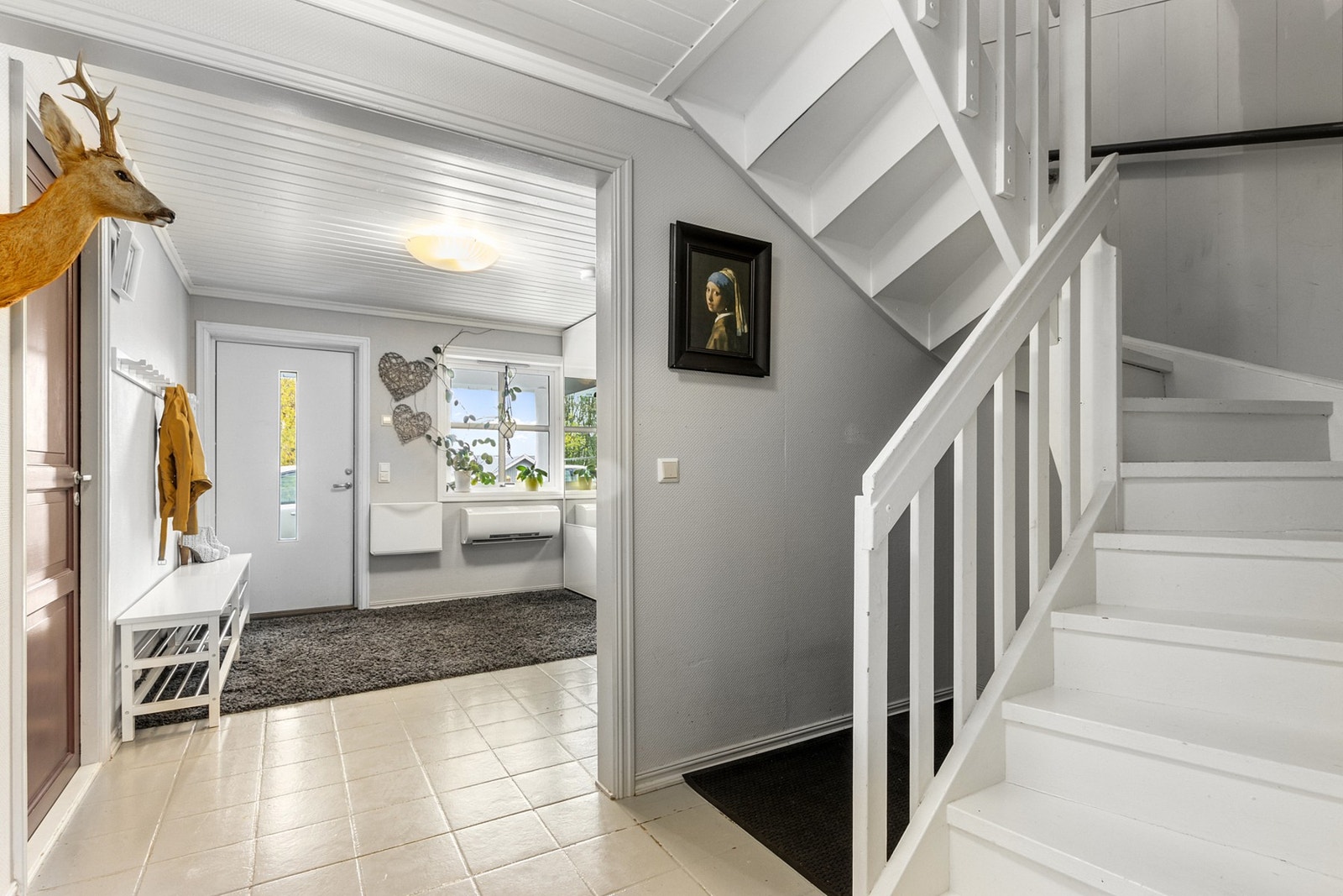 Trappeoppgang fra hall opp til første etasje. Galleribilde