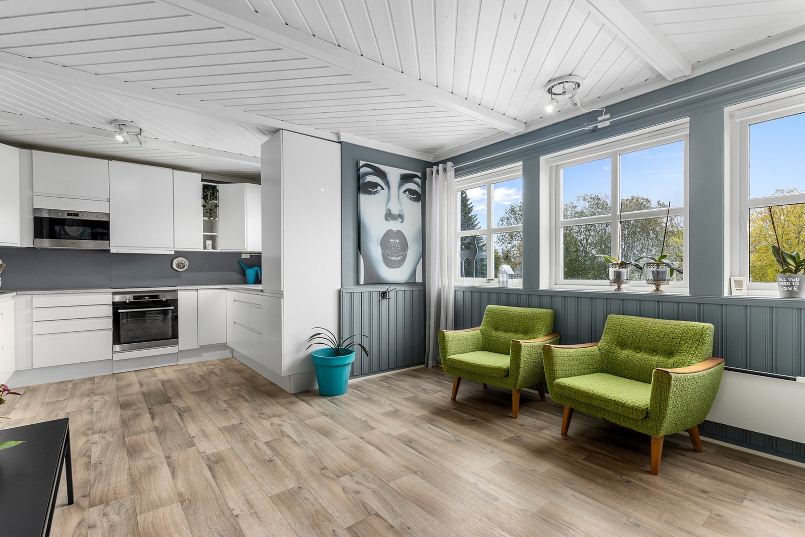 Kjøkken med god plass til spisestue. Galleribilde