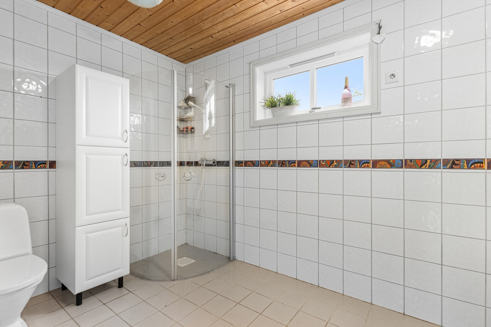 Bad i sokkeletasjen. Galleribilde