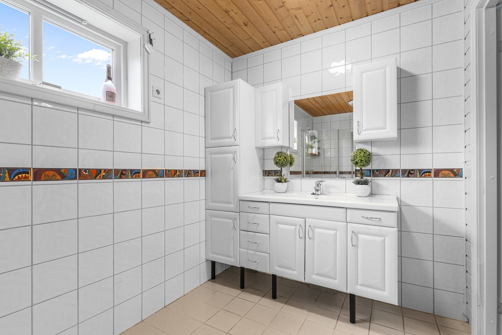 Bad i sokkeletasjen. Galleribilde