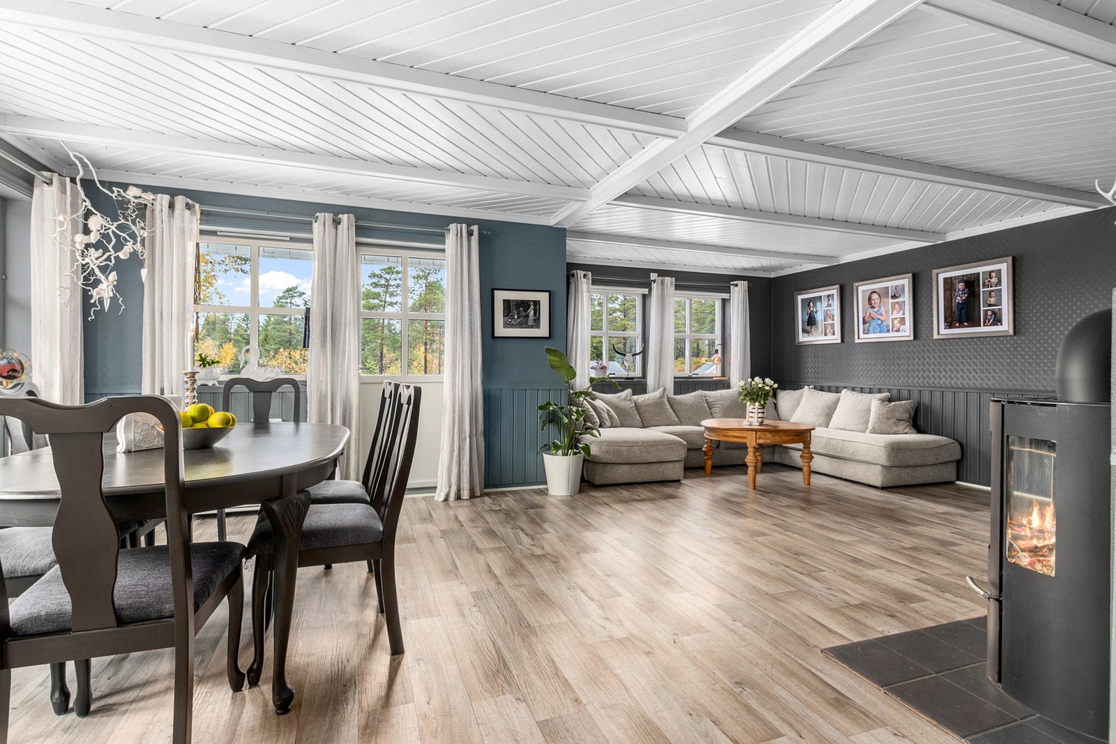 Stue sett fra kjøkken. Galleribilde