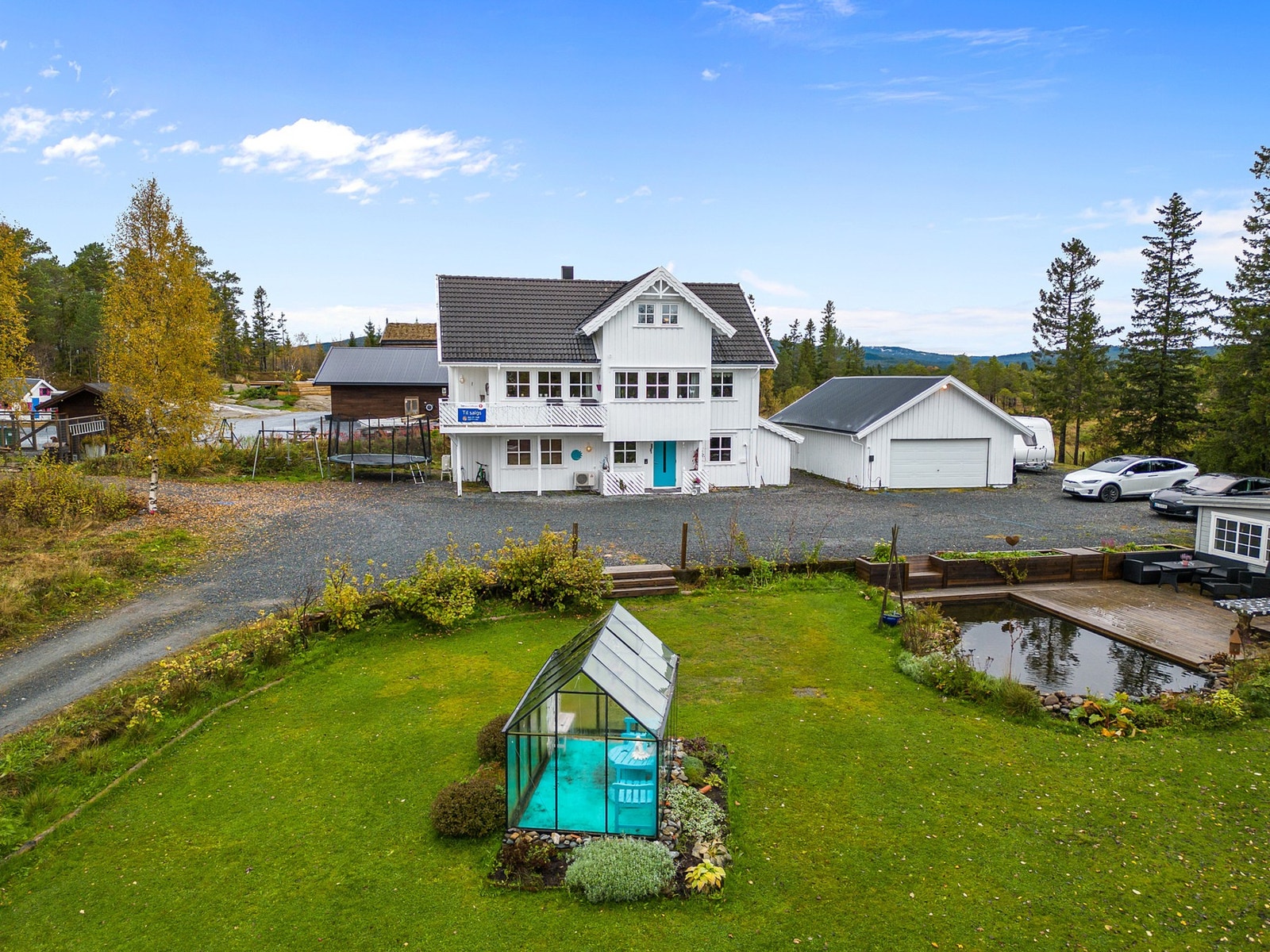 Romslig gårdsplass og stor garasje. Galleribilde