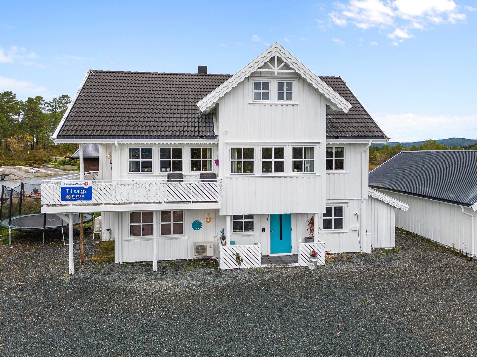 Enebolig over 3 etasjer. Galleribilde