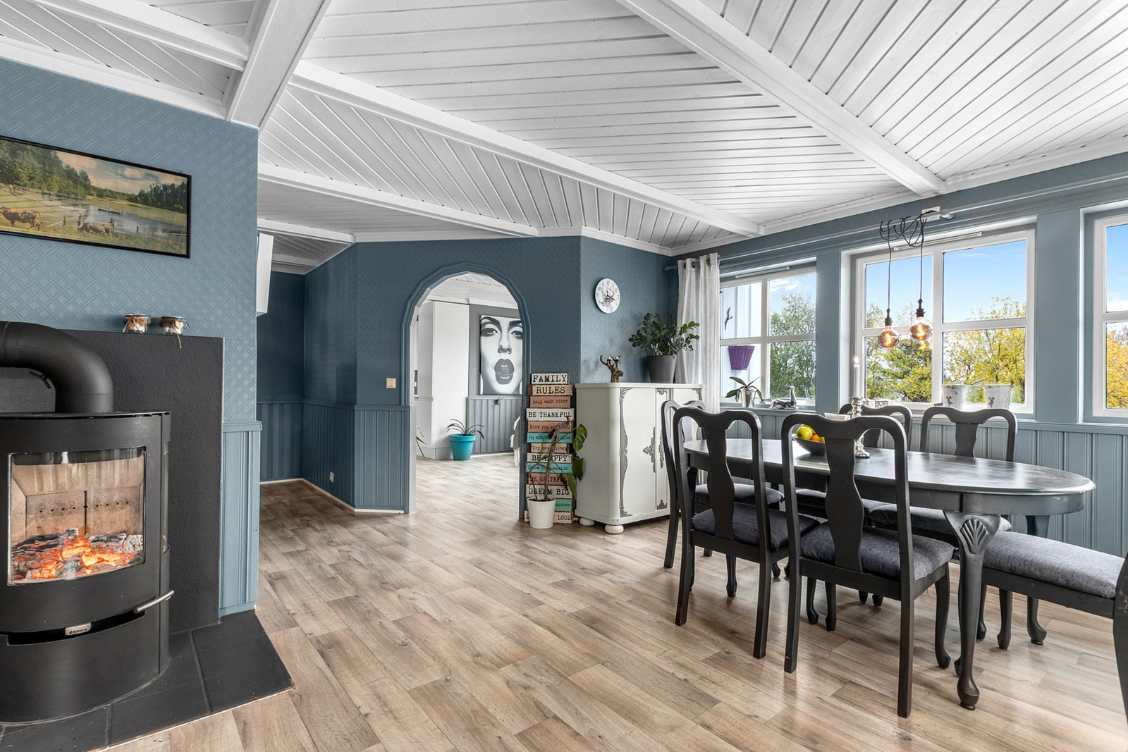 Stue mot kjøkken. Galleribilde