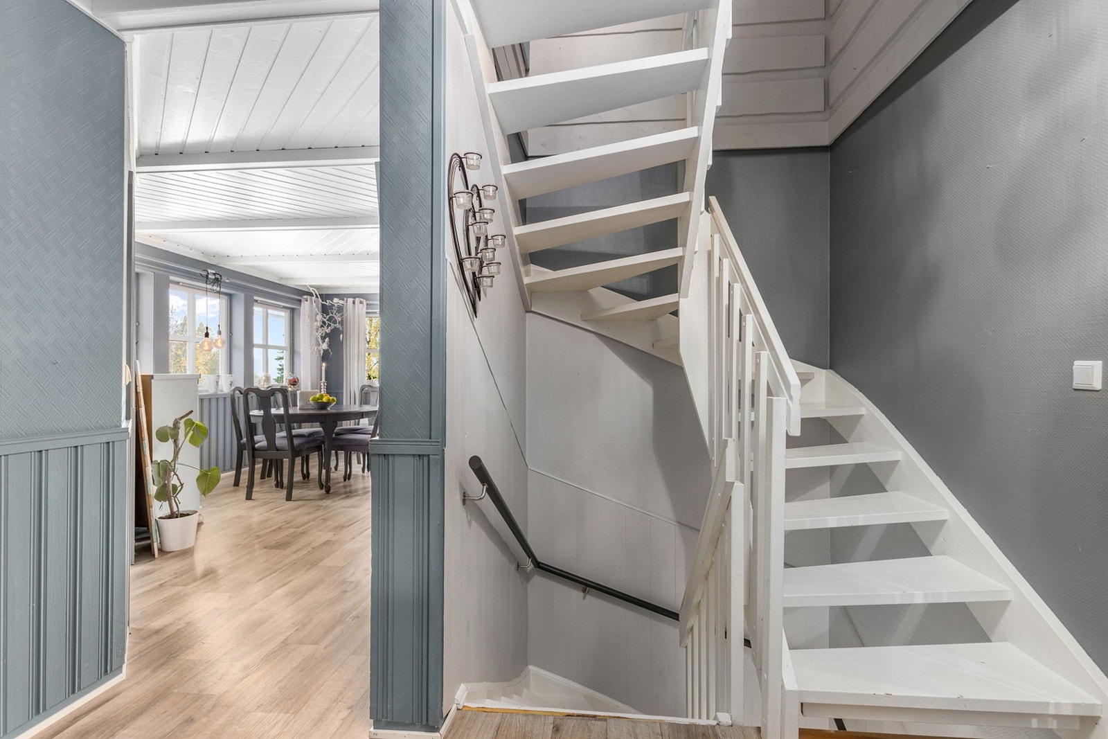 Trappoppgang til loftsetasjen. Galleribilde