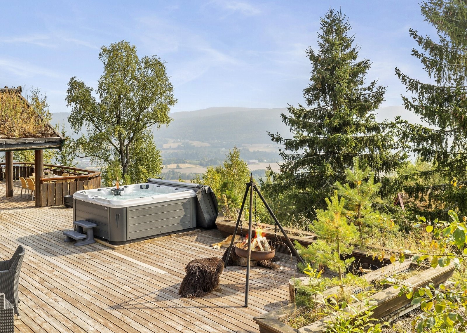Sydvendt og usjenert terrasse på rundt 100 kvm med deilig utsyn. Galleribilde