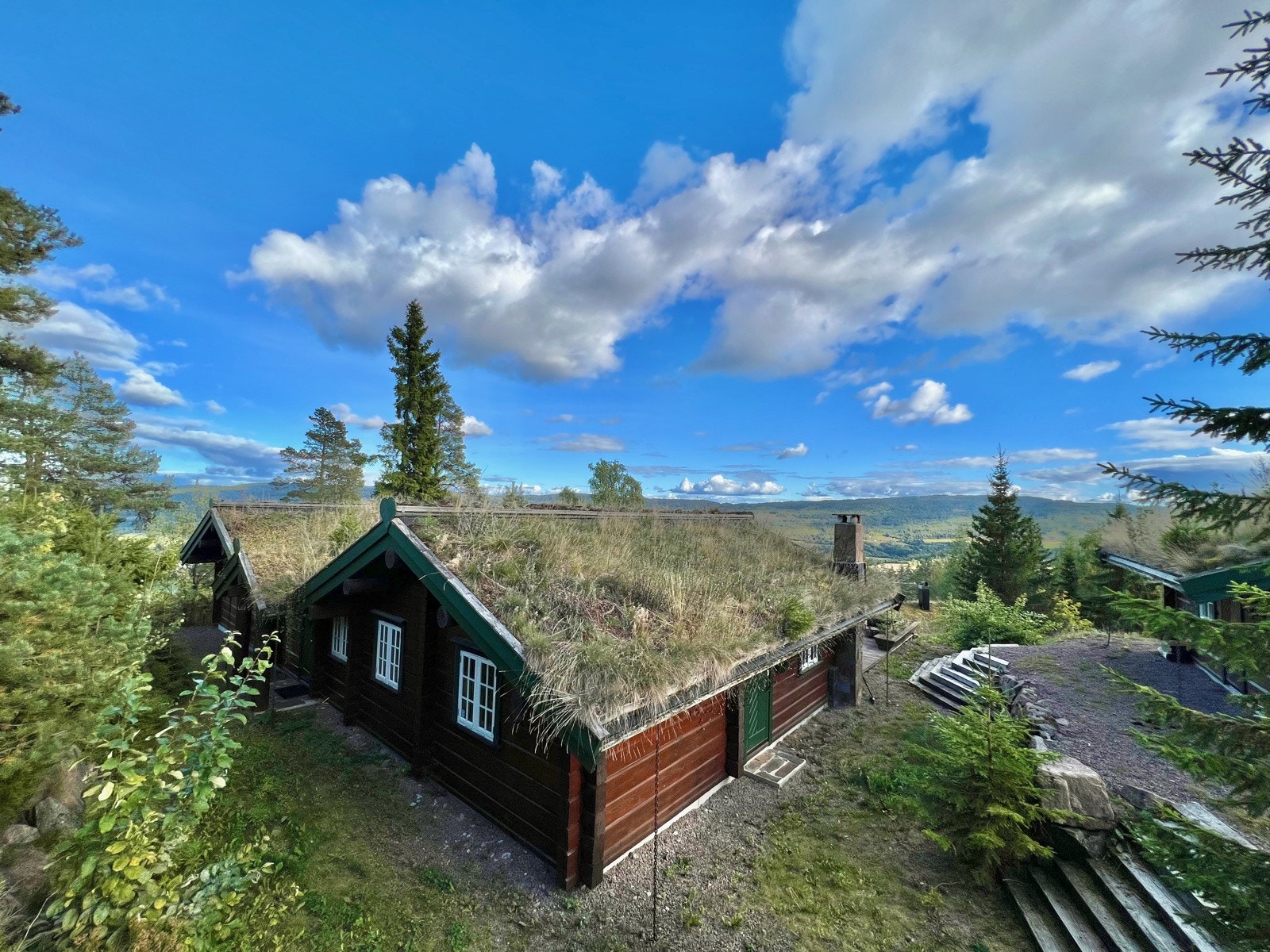 Hytta har klassiske detaljer som torv på taket og laftet tømmerkledning - det er i tillegg oppført frittliggende garasje! Galleribilde