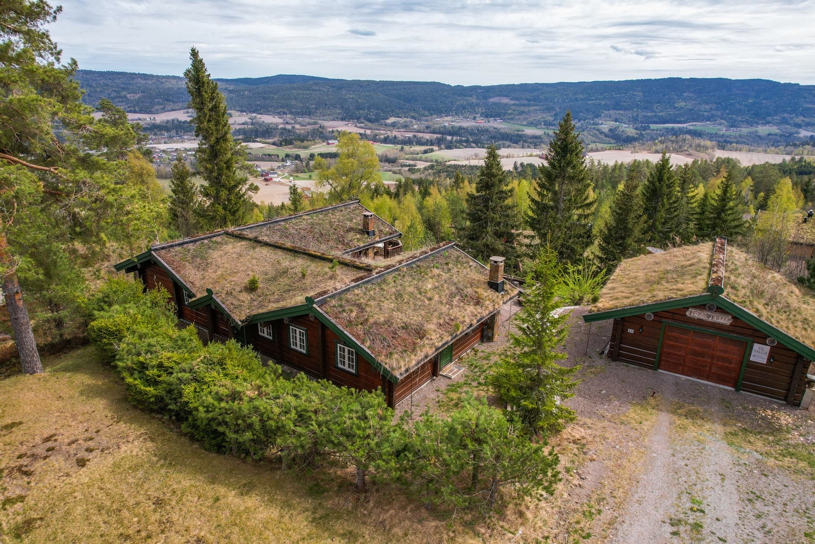 Eiendommen ligger høyt i terrenget med fantastisk skue over Svarstad. Galleribilde