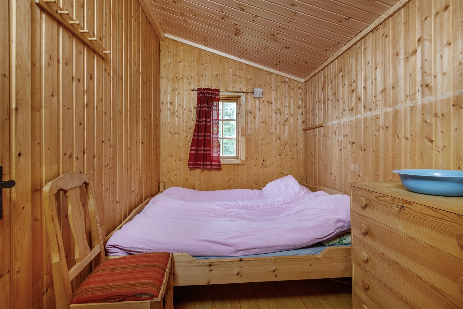 Det er to soverom i hytten med plassbygde senger Galleribilde