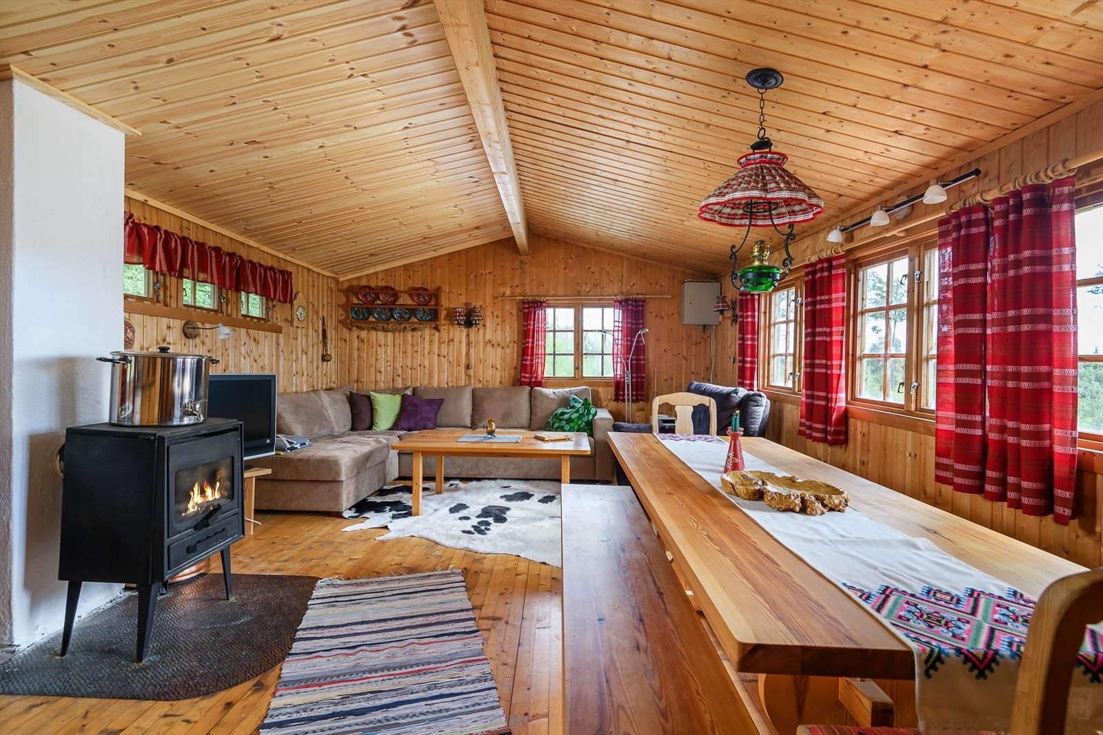 Hytta bærer preg av tradisjonell stil innvendig Galleribilde