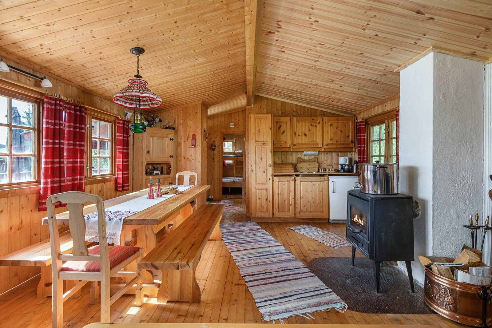 Det er åpen løsning mellom stue og kjøkken Galleribilde