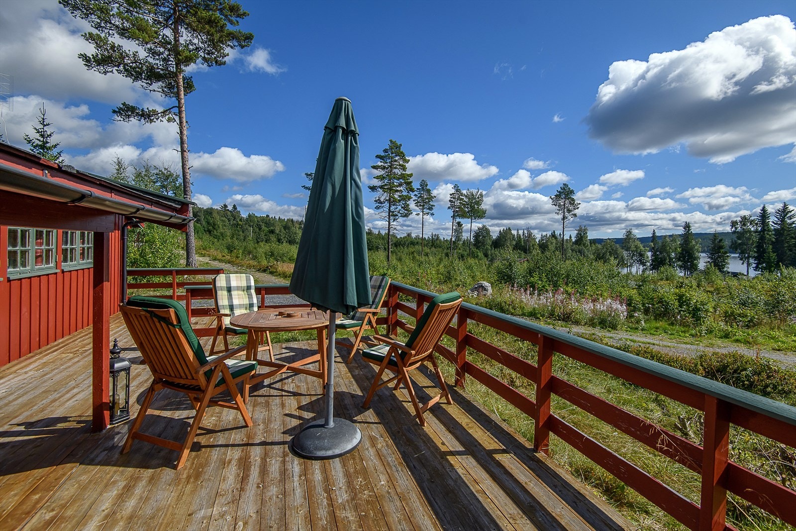 Stor og solrik veranda med flott solgang Galleribilde
