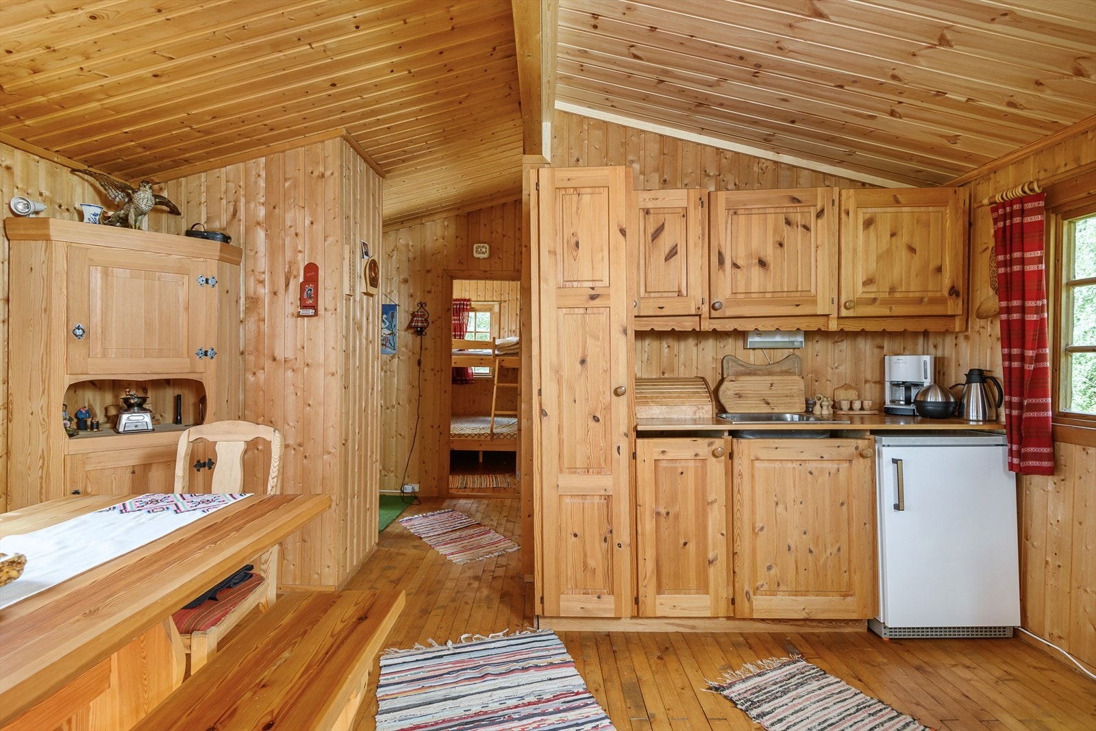 Kjøkkeninnredning i heltre med under- og overskap Galleribilde