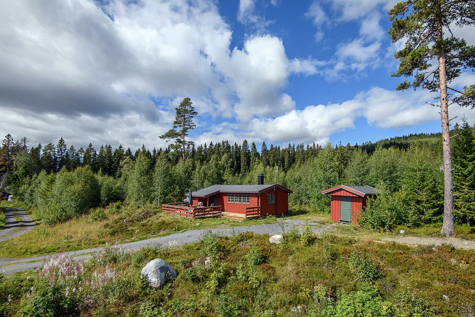 En sjarmerende fritidsbolig i tradisjonell stil med innlagt strøm Galleribilde