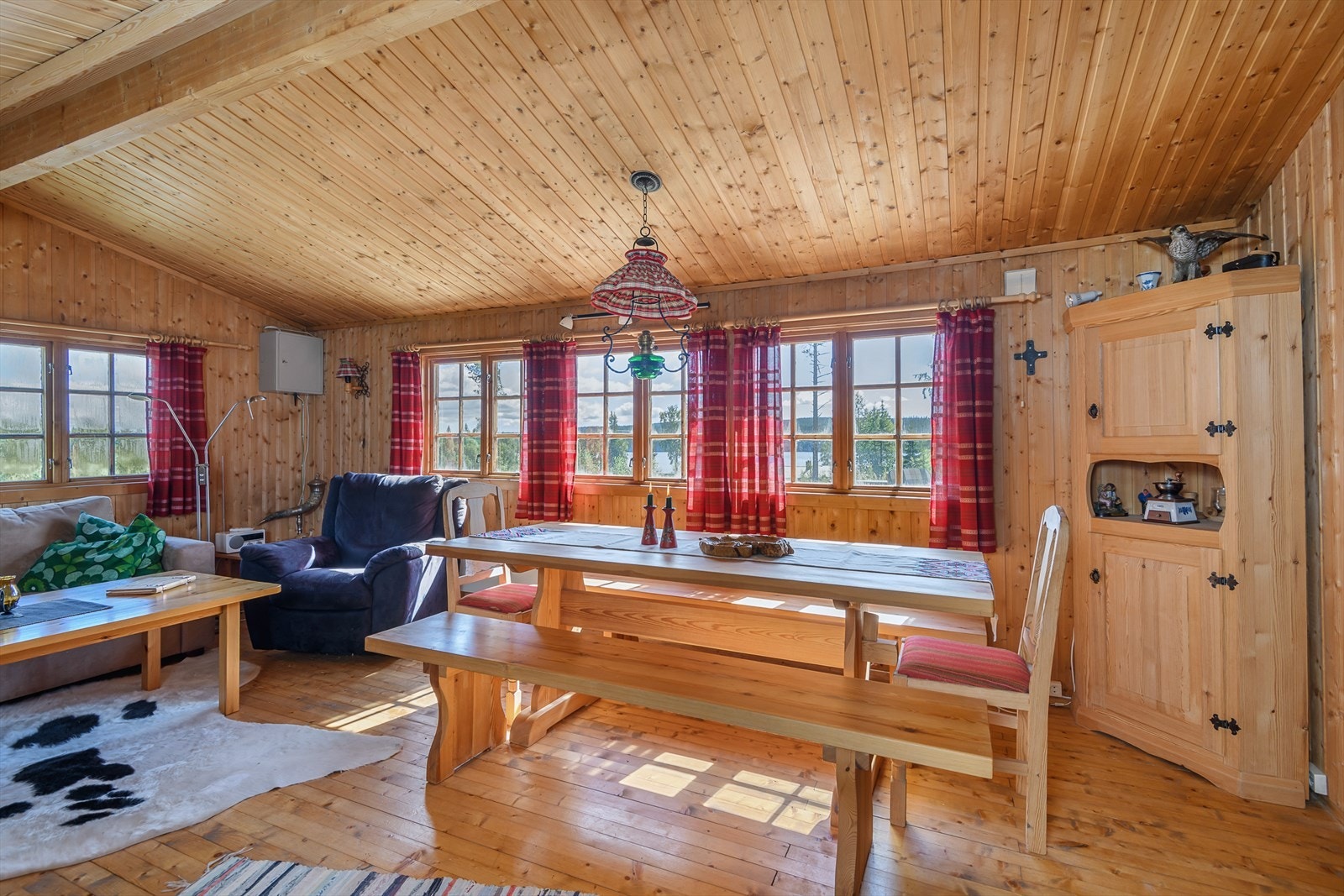 Flere vindusflater slipper inn rikelig med dagslys Galleribilde