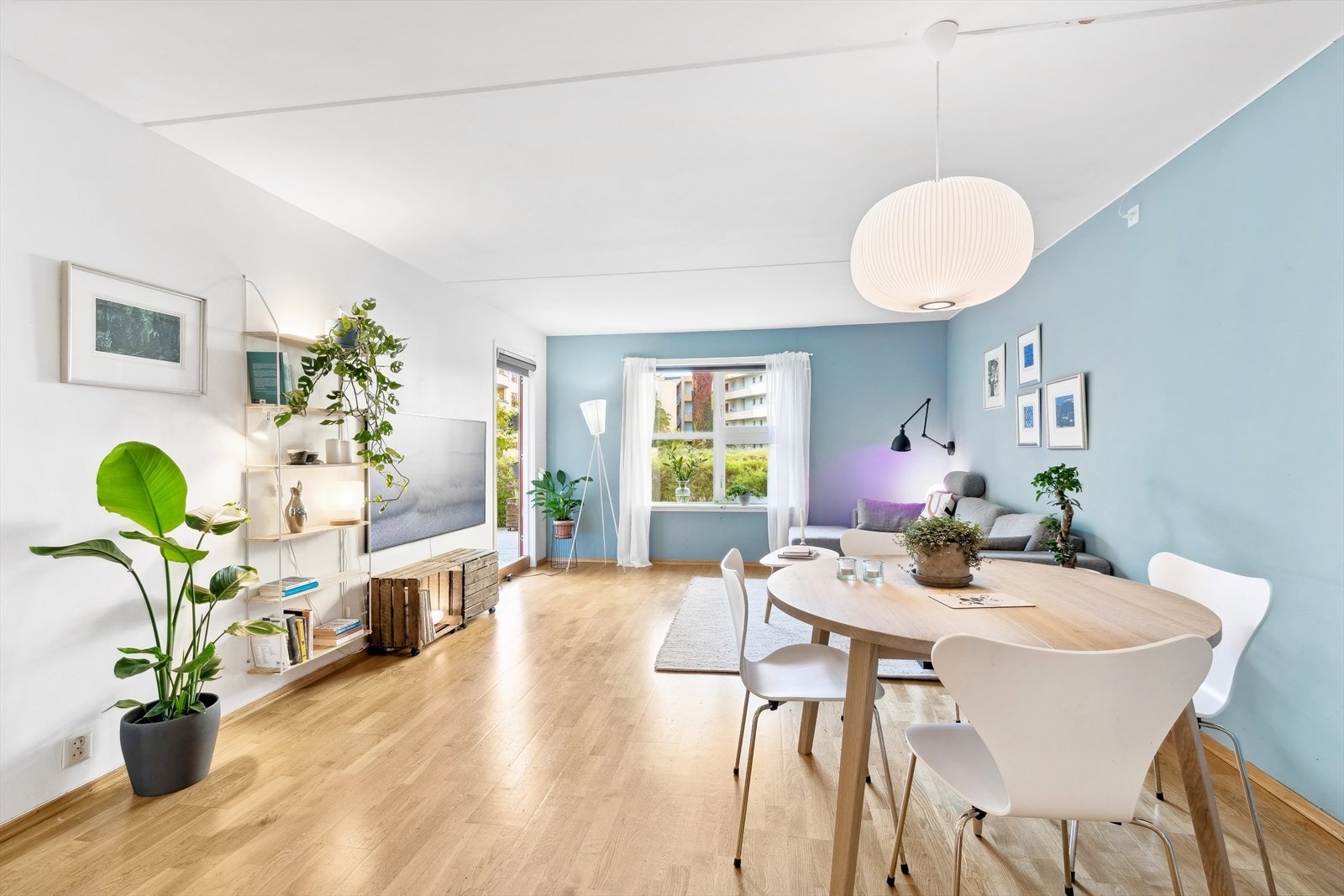Stuen oppleves som et hyggelig oppholdsrom med plass til stor sofagruppe og spisestuebord. Galleribilde