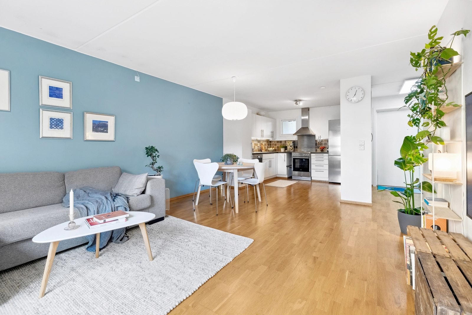 Kjøkkenet ligger i en åpen løsning mot stuen, noe som gjør dette til et sosialt rom. Galleribilde