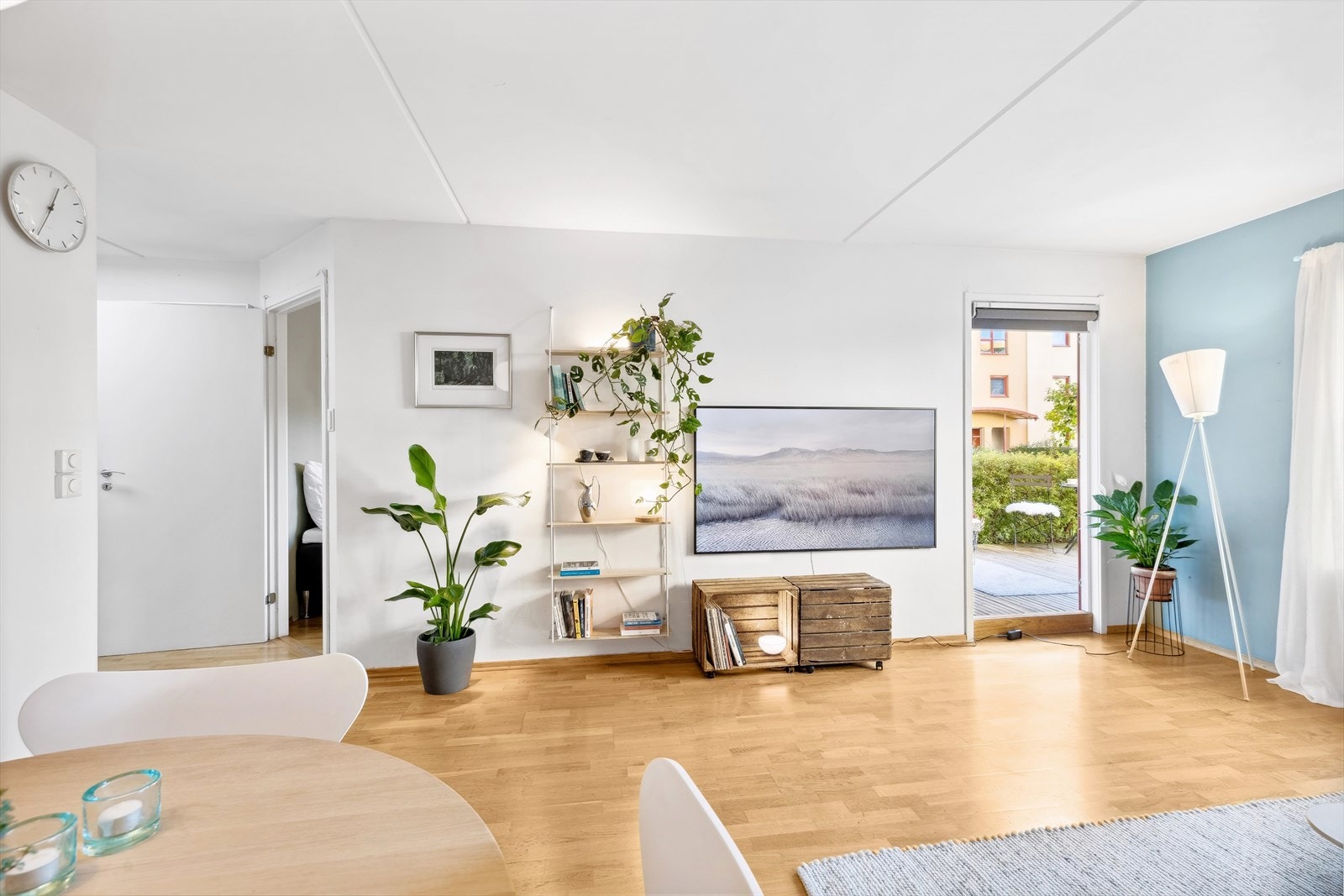 Stuen har gode lysforhold fra store vinduer og terrassedør. Galleribilde