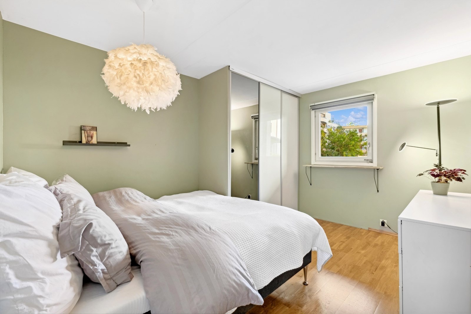 Innbydende soverom med god plass til dobbeltseng. Galleribilde
