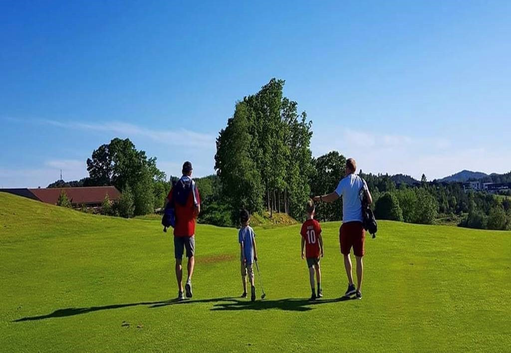 Flotte sommerdag på golfbana.