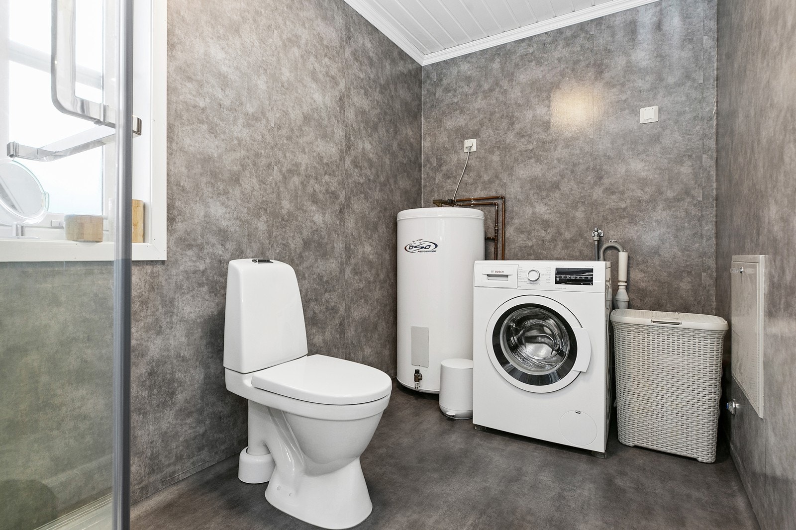 Baderommet har dels en standard fra byggetiden, og har dels blitt fornyet over tid, senest i 2018. Galleribilde