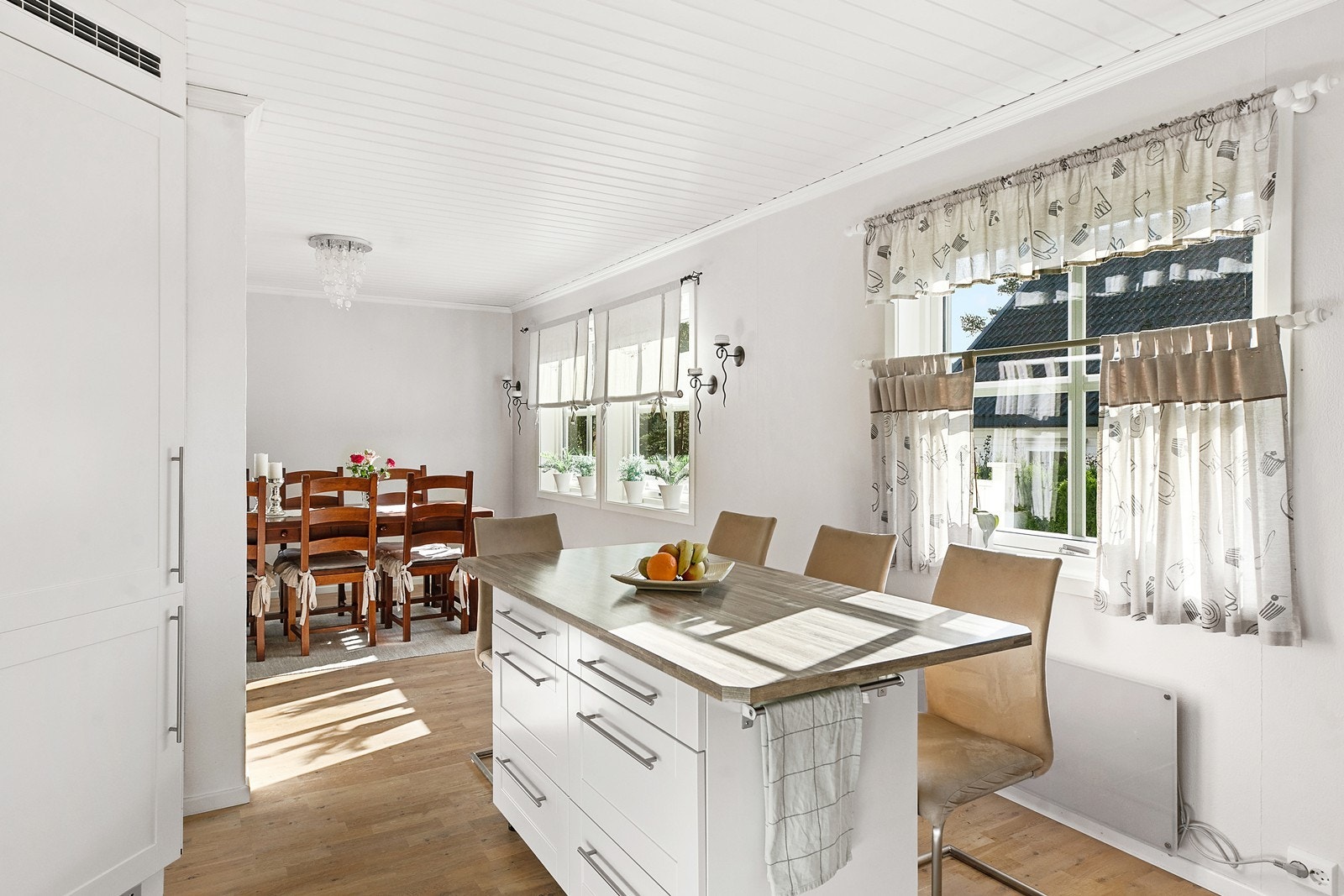 Kjøkkenøy som har benkplass, skapplass og sitteplass Galleribilde