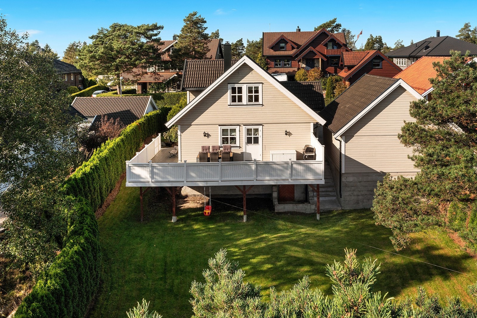På verandaen kan man sitte å nyte solen en varm sommerdag Galleribilde
