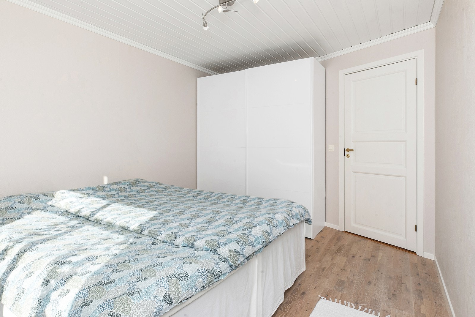 Plass til seng, garderobeskap og annet som er ønskelig Galleribilde