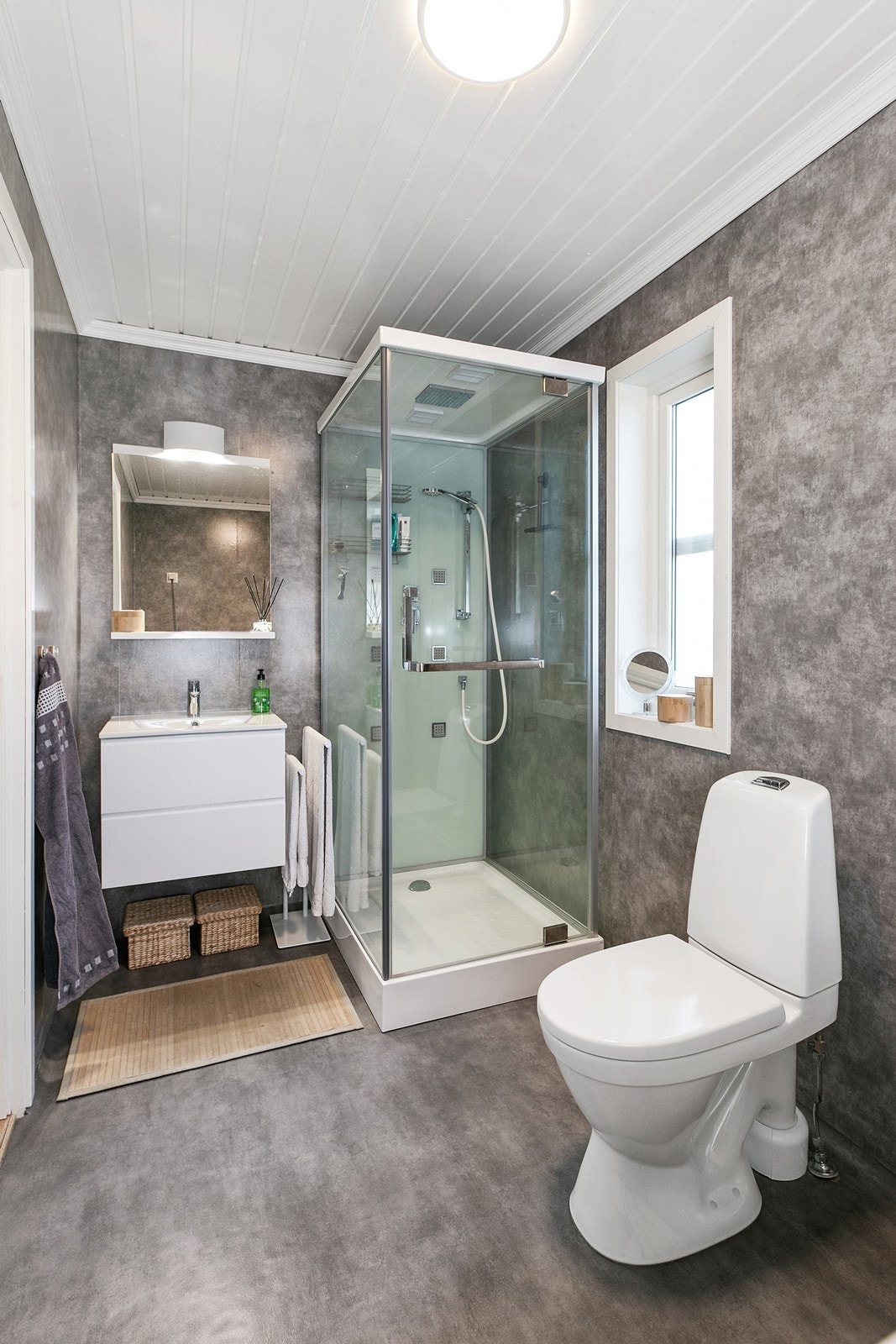 Belegg på gulv og tapet på vegg. Vegg- og gulvoverflater ble oppgradert i 2018. Baderommet består av WC, servant, dusjkabinett og opplegg for
vaskemaskin og skapinnredning med slette fronter. Galleribilde