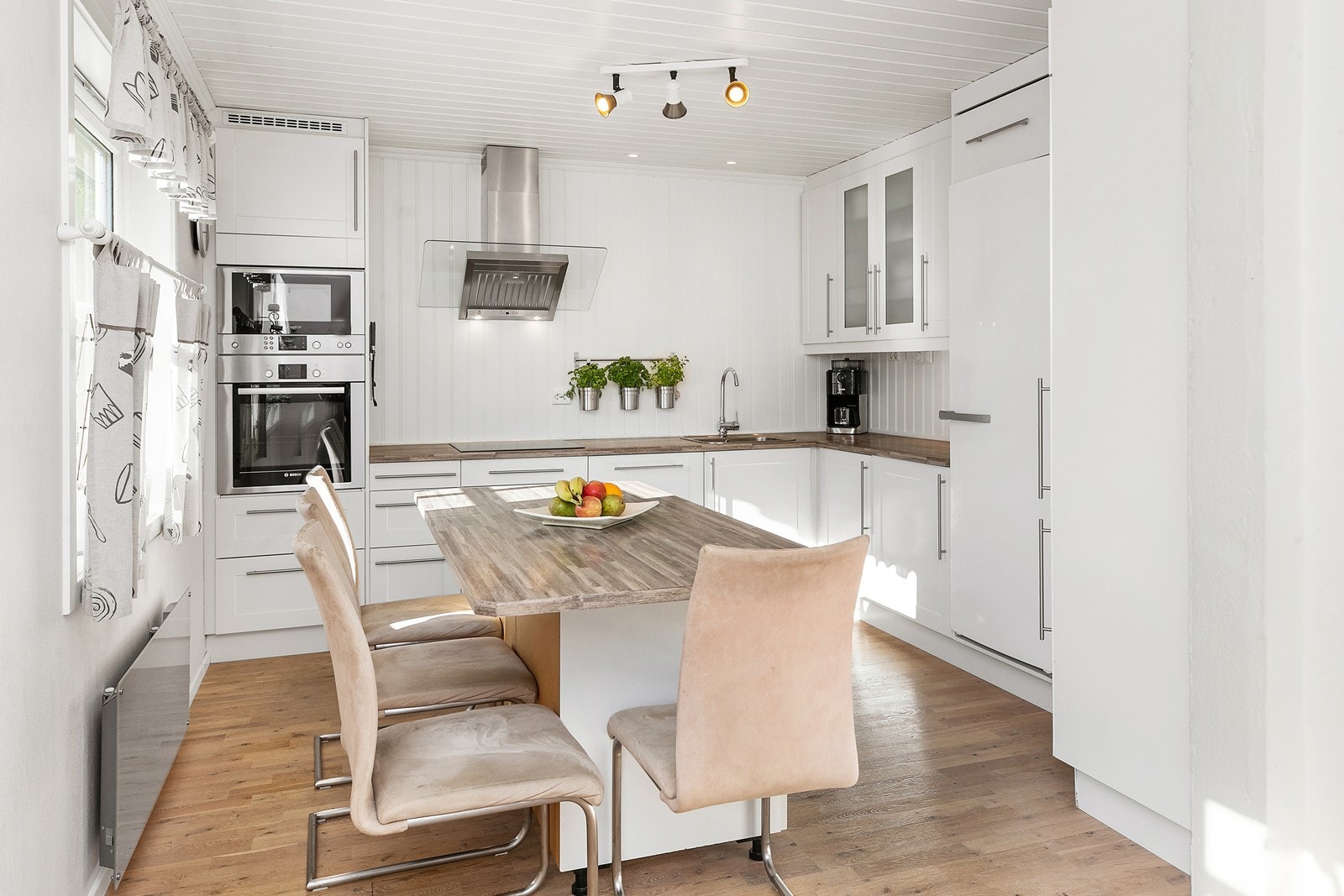 På kjøkkenet er det en innredning med malte profilerte fronter, og med laminerte benkeplater. Galleribilde