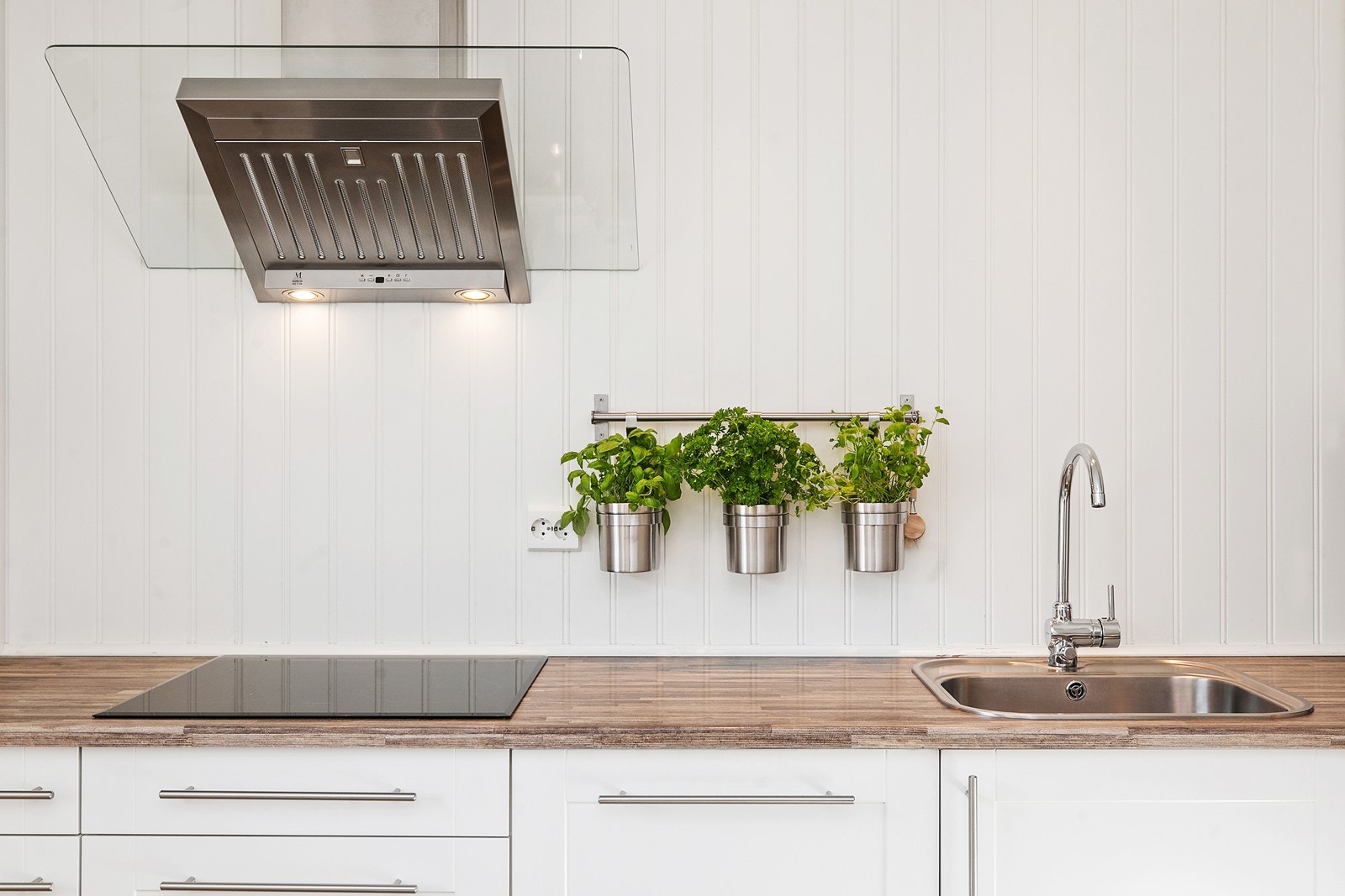 Det er integrert koketopp, stekeovn, oppvaskmaskin, fryseskap, mikrobølgeovn og kjølehjørne. Galleribilde