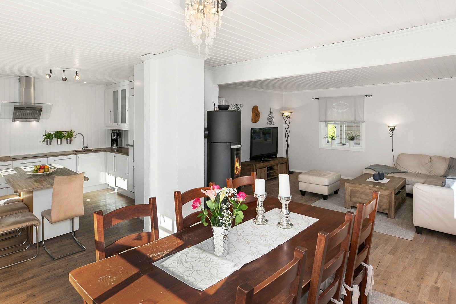 Fin flyt mellom stue og kjøkken Galleribilde