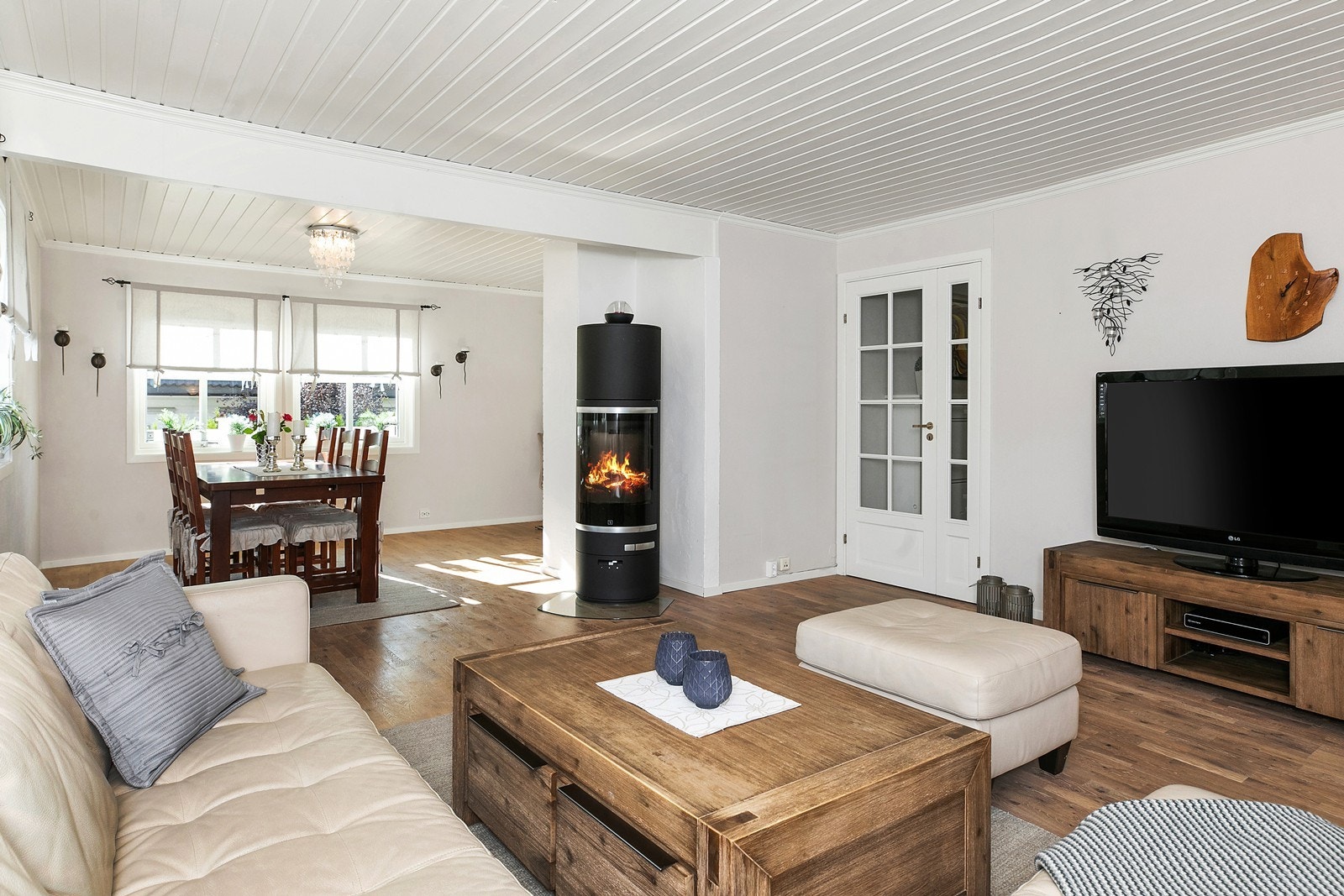 Peisovn som gir godt med varme og koselig atmosfære en kald vinterdag Galleribilde