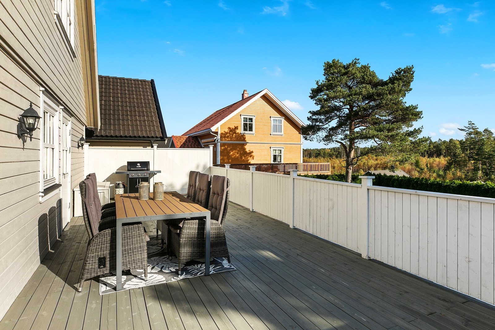 På veranda er det mulighet for å sette opp grill, hagemøbler og annet som er ønskelig Galleribilde