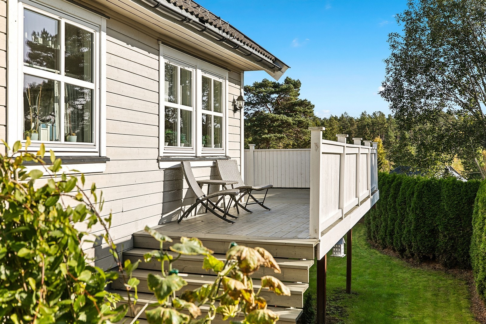 Koselig uteområde med trapp fra veranda til hage Galleribilde