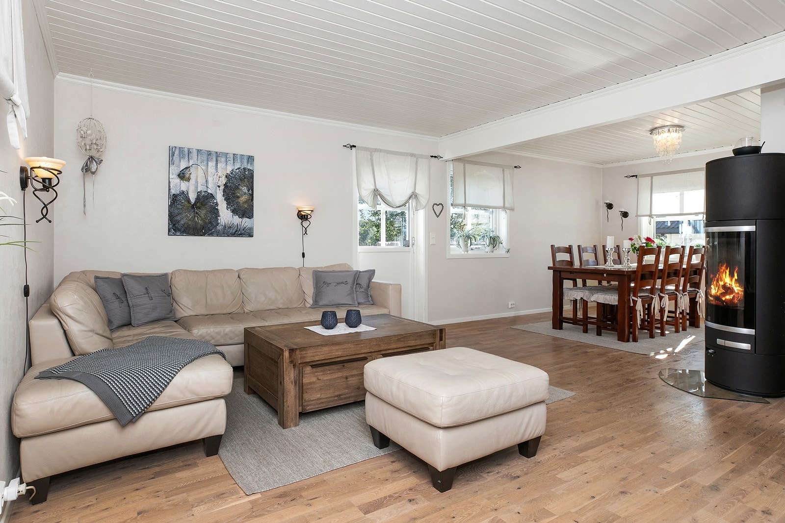 Hyggelig stue med god plass til både salong og spisegruppe. Galleribilde