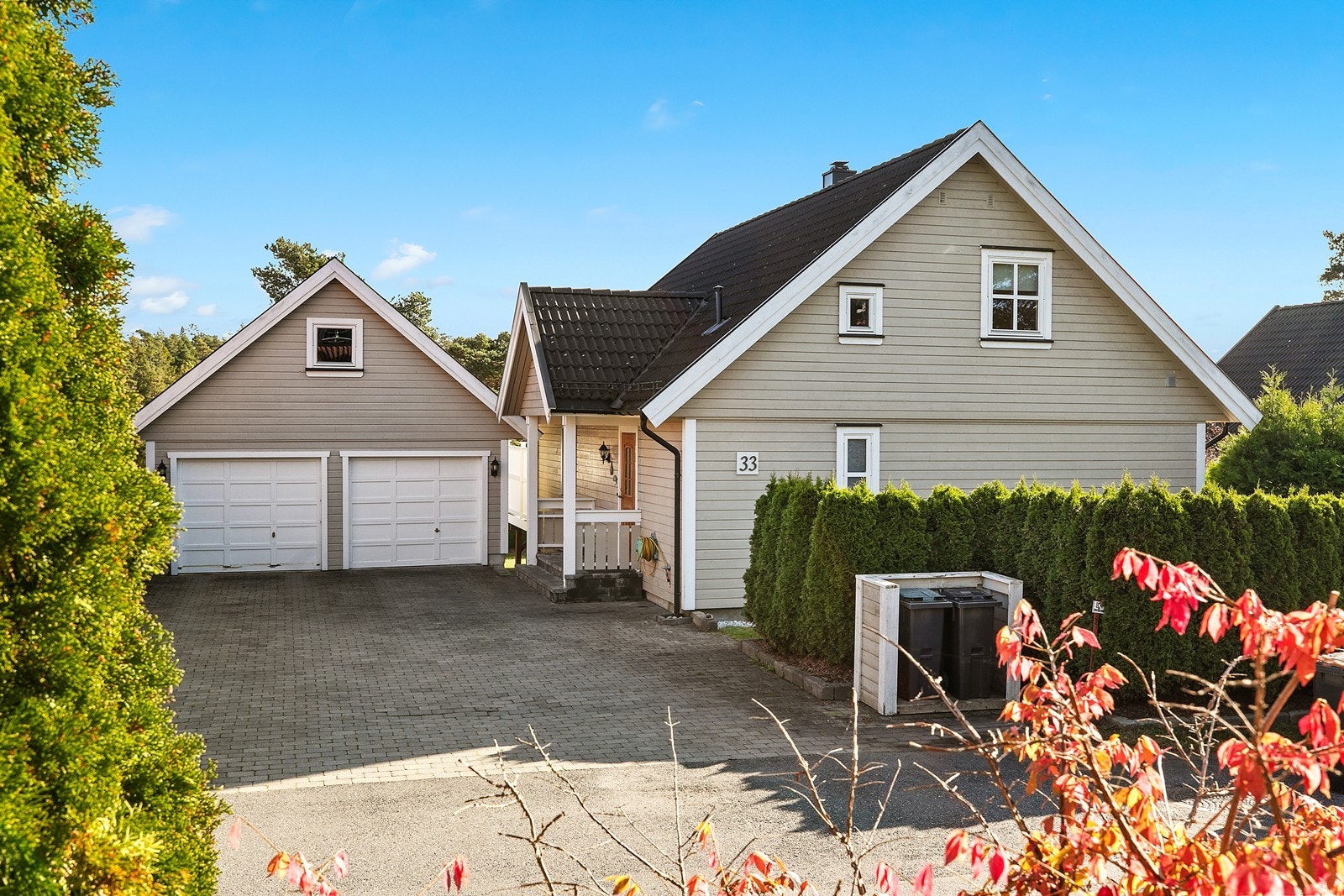 Parkering i dobbelgarasje og på egen gårdsplass Galleribilde