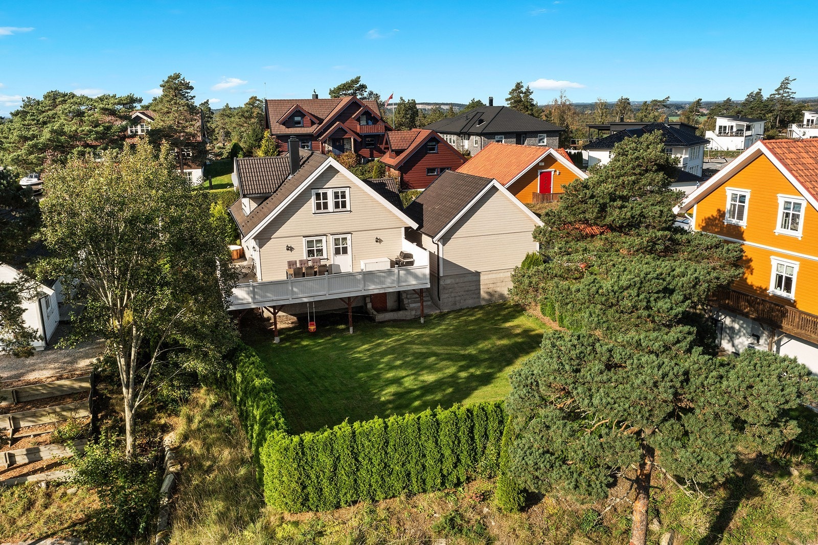 Stor hage med hekk rundt Galleribilde