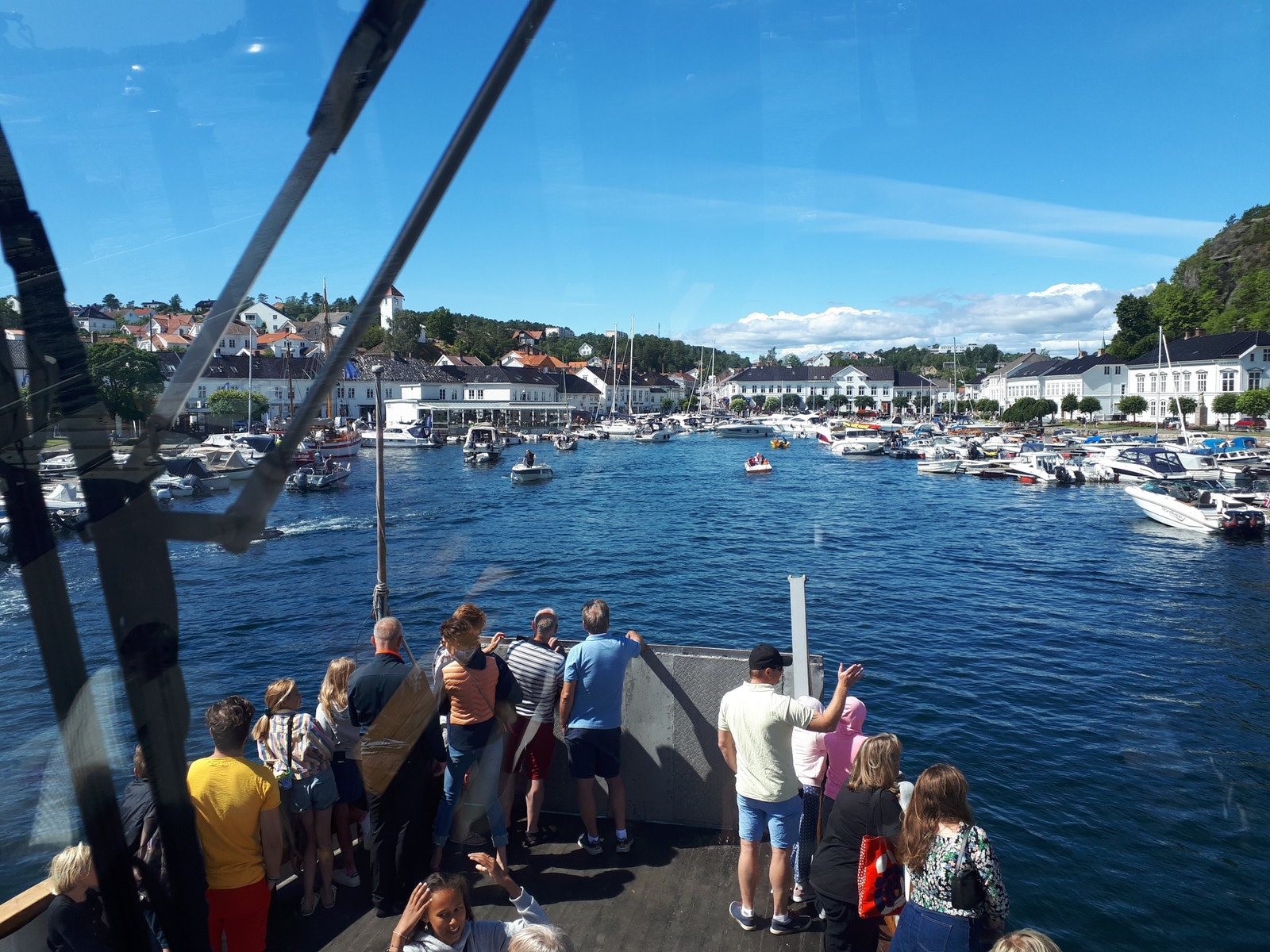 Norges eldste trebåtferge tar deg fra Øysang til Risør sentrum med avganger flere ganger om dagen. Galleribilde