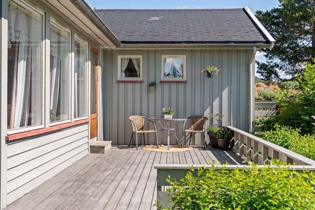 Åpen og solrik terrasse utenfor stuen Galleribilde
