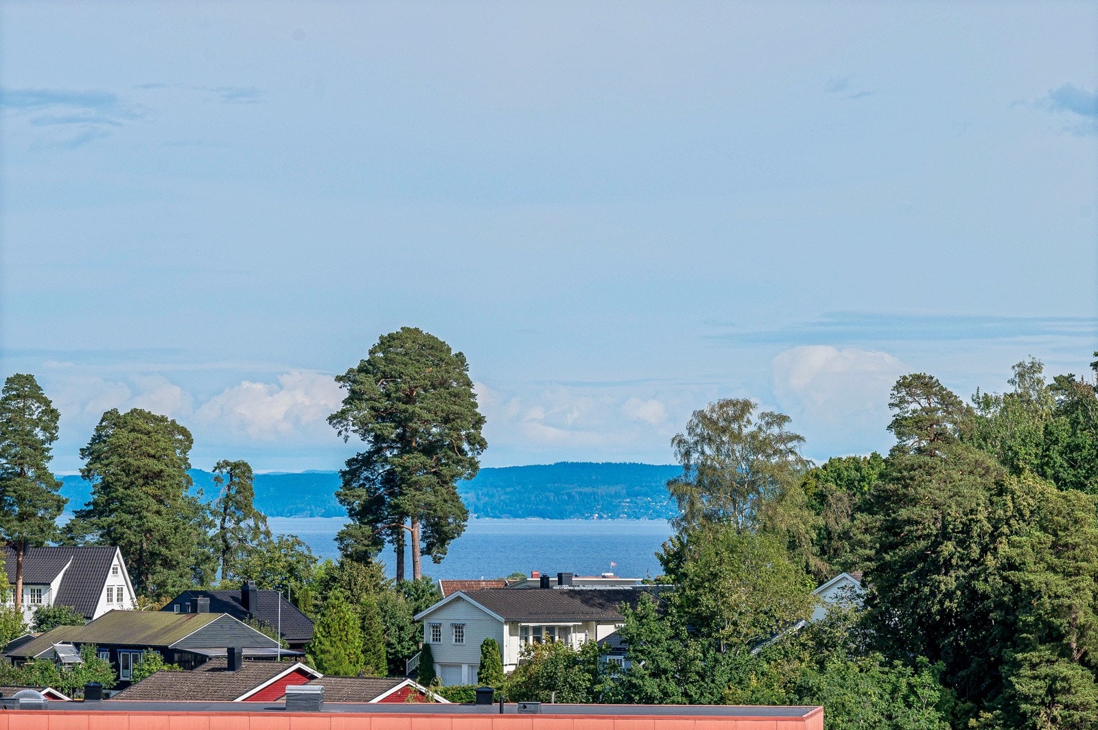 Leiligheten ligger i et populært boligområde rett ved skogen hvor man har lysløype, gangavstand til Borrevannet, Borre golfbane, barnehager og Nordskogen barneskole som nærmeste nabo. Galleribilde