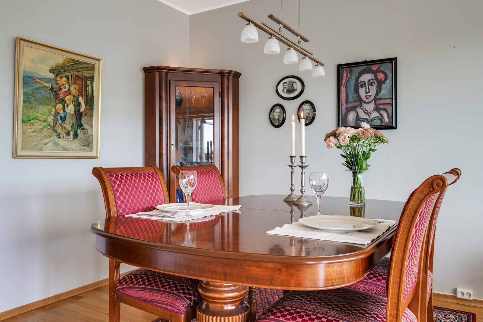 Pen 3-stavs parkett på gulvet, vegger malt i delikat farge og lysmalt himling. Galleribilde